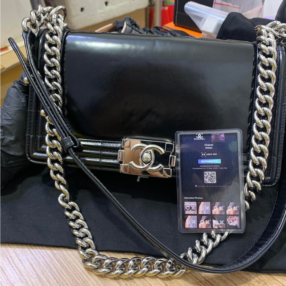 Chanel boy medium new 90%- 2800cad